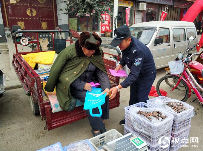 联防队员王冯发放宣传资料