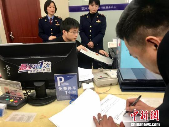 资料图：杭州市市场监管局帮助企业实现当日准入准营。 张煜欢 摄