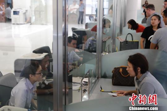 资料图：<a href=https://www.shidiannet.com/GB/shanghai/ target=_blank class=infotextkey>上海</a>市公安局出入境管理局内，民众正在咨询和办理相关业务。 殷立勤 摄