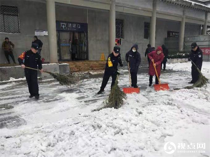 延安黄陵铁警积极开展“除冰雪、保安全”义务劳动深受好评