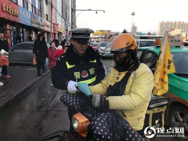 <a href=https://www.shidiannet.com/zt/jingbian/ target=_blank class=infotextkey>靖边</a>交警春运首日开展交通安全宣传活动