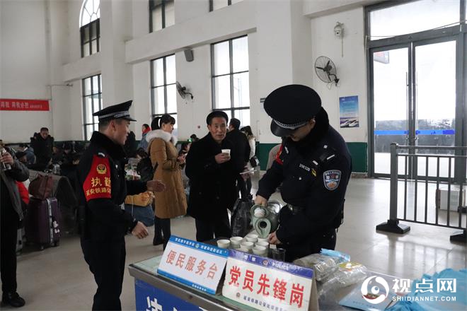 春运首日，绥德铁警便民服务伴您温馨出行