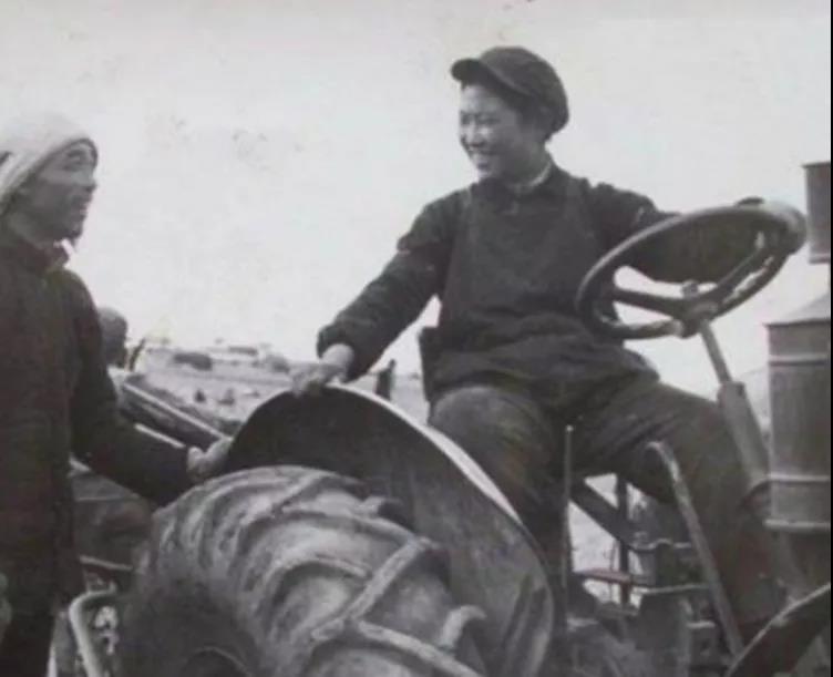 90岁“人民币女郎”梁军去世:新中国首位女拖拉机手