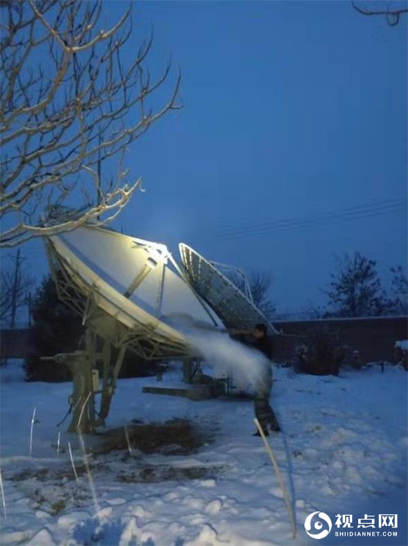 清扫室外设备积雪