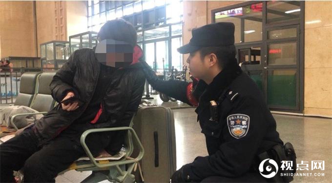 旅客过安检不慎摔倒骨折，民警及时救助送医