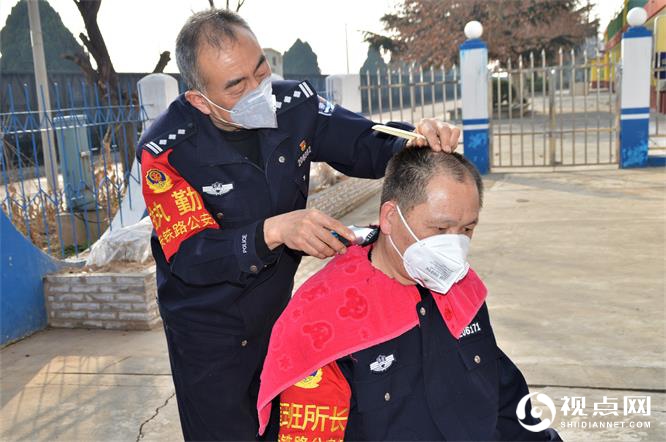 常新建为民警理发