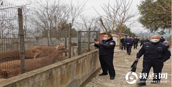 县森林公安郭晓东、生态保护股罗宪勇一行到野生动物养殖场询问养殖情况