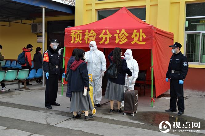 常新建疏导旅客进行预检