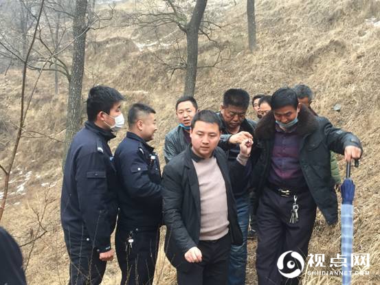 群众不慎驾车坠崖 民警紧急救助获赞