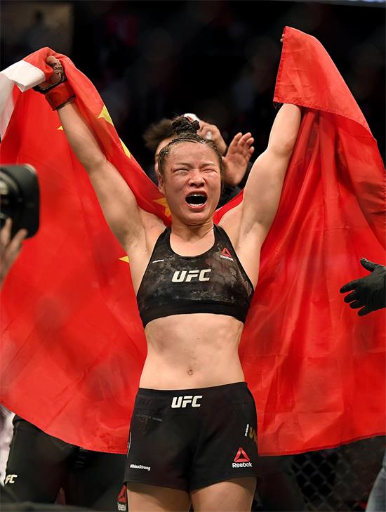 张伟丽卫冕成功！中国首位UFC冠军击败传奇名将