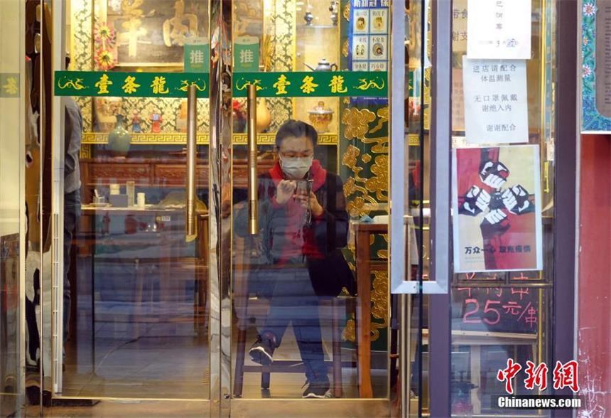 3月7日,北京一家餐厅的工作人员在等候顾客光临。中国新冠肺炎疫情新增病例数连续出现下降,一些餐厅和商户逐渐恢复营业。