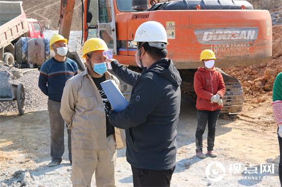 西镇高速公路项目部对上岗工人每天进行2次体温检测