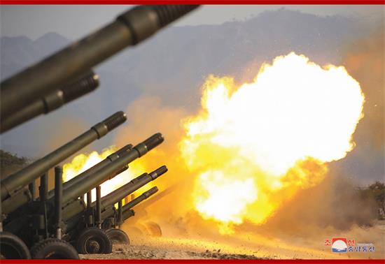 金正恩指导朝鲜炮兵射击对抗赛