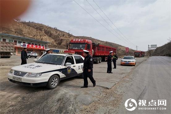 清涧九里山治超站路警联合防疫治超两不误