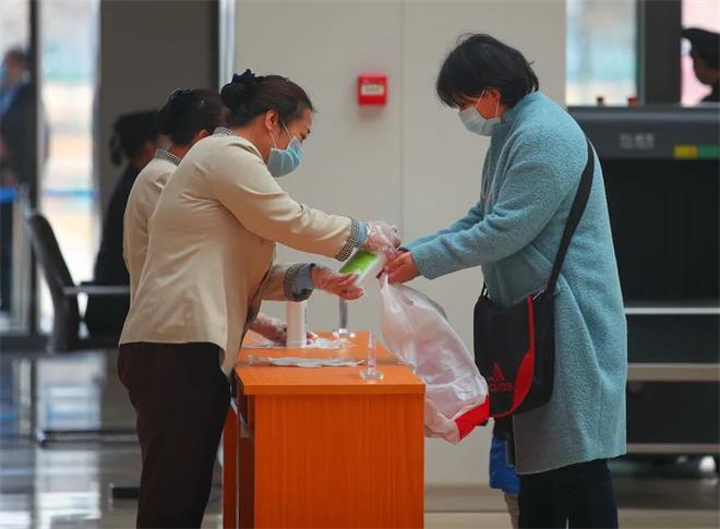 多地疫情防控应急响应级别下调 啥时可以摘口罩?