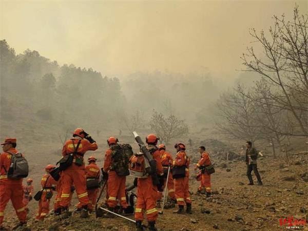 四川木里县发生森林火灾 县城居民：可见延绵明火