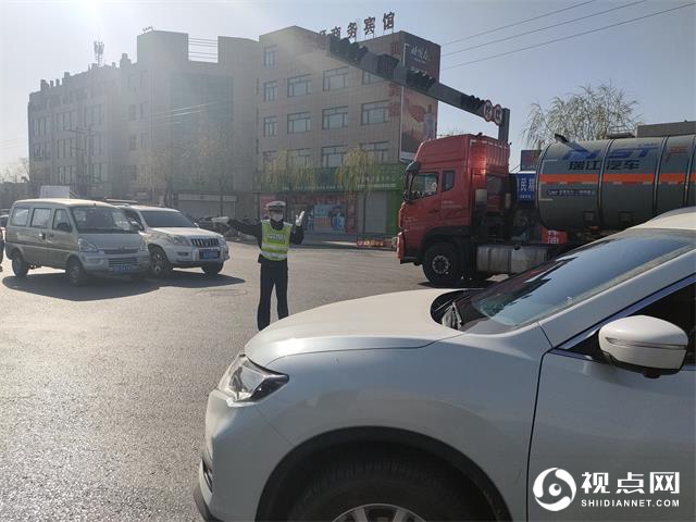 榆林市<a href=https://www.shidiannet.com/zt/jingbian/ target=_blank class=infotextkey>靖边</a>县：清明祭扫出行忙 交警执勤保畅通