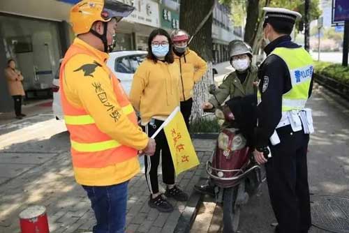 桐乡市交警大白天在送外卖?这是咋回事?