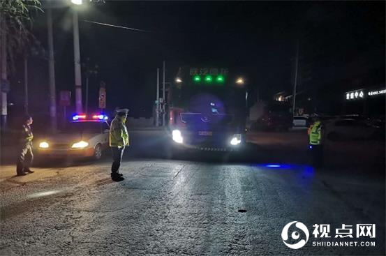 清涧县九里山治超站路警联合持续开展昼夜治超突击行动