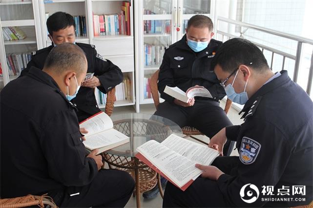 <a href=https://www.shidiannet.com/zt/jingbian/ target=_blank class=infotextkey>靖边</a>县公安局开展“书香满警营”主题读书活动
