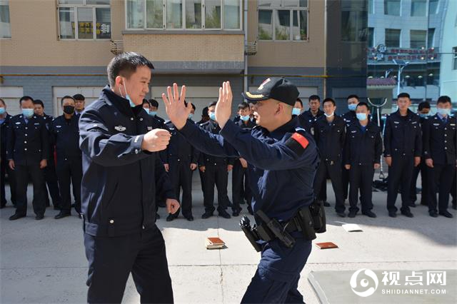 在榆林网讯：（通讯员 白晓茸）为全面提高队伍的整体素质，促进全县公安交通管理工作的有效开展，4月27日-29日，<a href=https://www.shidiannet.com/zt/jingbian/ target=_blank class=infotextkey>靖边</a>县公安局交警大队根据县局统一安排，开展了为期三天的全警实战大练兵集中培训。      培训首日，大队在五楼会议室举行了全警实战大练兵轮训开班仪式。县公安局组教股股长任贵昌对培训提出了具体要求；县公安局党委委员、副局长、交警大队大队长王世岗主持开班仪式并作了讲话，要求全体民辅警提高思想认识，珍惜此次学习机会，做好课堂笔记、潜心研究、虚心请教，掌握应知应会的基本知识、基本技能和基本战术，全面提升公安交警队伍的整体素质、执法水平和实战能力。        在实战训练中，县局教官团队针对当前民辅警工作中的重点、难点、突出问题和实战需要，通过耐心讲解、精准示范、现场演练和模拟情景等方式，手把手的教，面对面的互动交流，让参训的民辅警掌握党的基本理论、接处警规范、警情处置、武器警械的使用、徒手防卫与控制、警务安全及责任等内容，引导民辅警在培训中发现短板、解决问题，以达到培训的实际效果和质量。          此次培训，虽然仅有三天时间，但是内容充实，既有理论高度又切合实际,针对性强,形式也丰富，大大提升了全体民辅警的警务实战综合素质。下一步，大队将进一步加快练兵节奏，加强队伍正规化建设，为今后更好的推进交通安全管理工作奠定了良好的基础。（完）