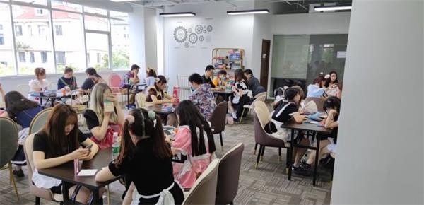 <a href=https://www.shidiannet.com/GB/shanghai/ target=_blank class=infotextkey>上海</a>的女仆公馆遭查封！50一小时随便玩