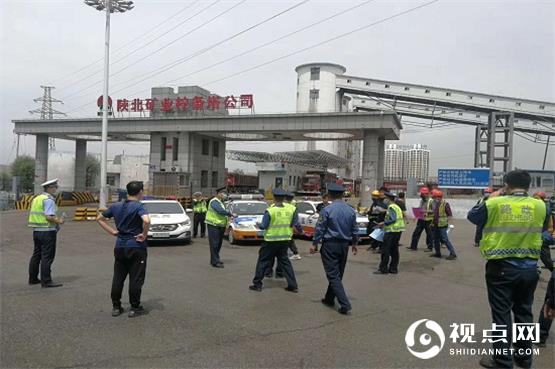 神木市碾房峁治超站组织开展“路政宣传月”活动