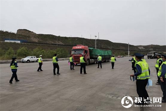 神木市碾房峁治超站组织开展“路政宣传月”活动
