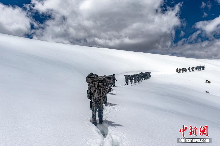 近日,西藏军区某特战旅在高原雪山组织了一场重装行军拉练。通过训练提升官兵恶劣环境下打赢本领,磨砺坚强意志品质,消除军事训练盲区。