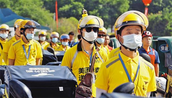 渭南市举行“一盔一带”安全守护行动