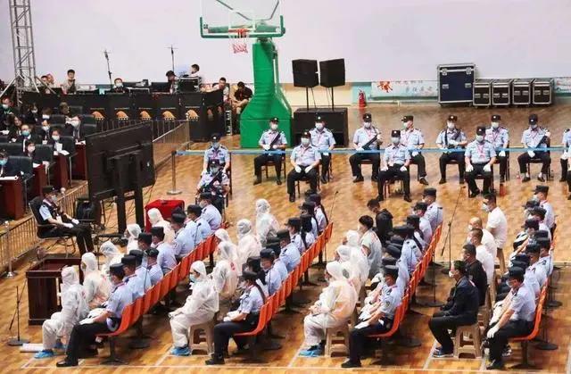 内蒙古通辽市"教父"级黑老大易连峰受审 犯罪细节披露