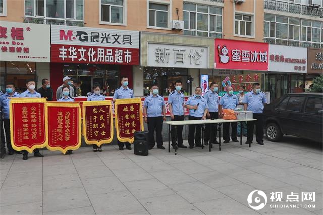 哈尔滨市巴彦县3手机店33部手机被盗 电子眼拍下全过程