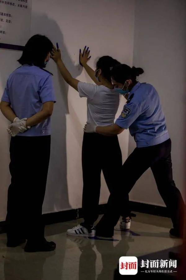 缉毒女警讲述卧底经历：当“大哥的女人”，毒贩照着脸打忍痛也要抓捕