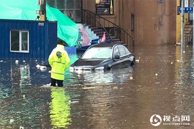 暴雨成河，南岗公安保健路派出所民警用身躯托举忠诚