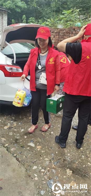 送轮椅和生活用品  暖人心
