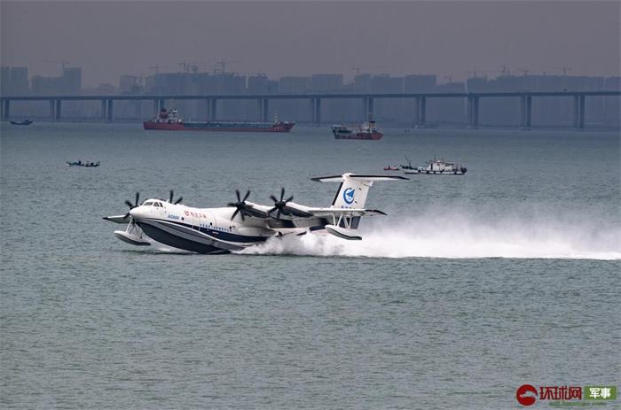 2020年7月26日上午，进行海上首次飞行试验的AG600飞机001架降落在青岛港团岛西的海上起降带上。 航空工业 供图