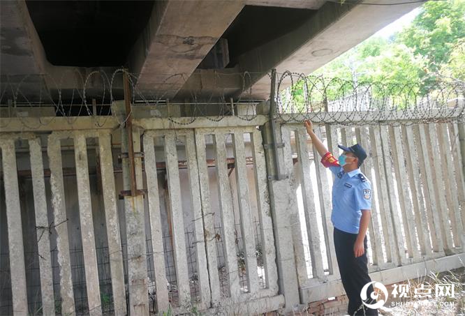 民警对铁路保护网进行检查