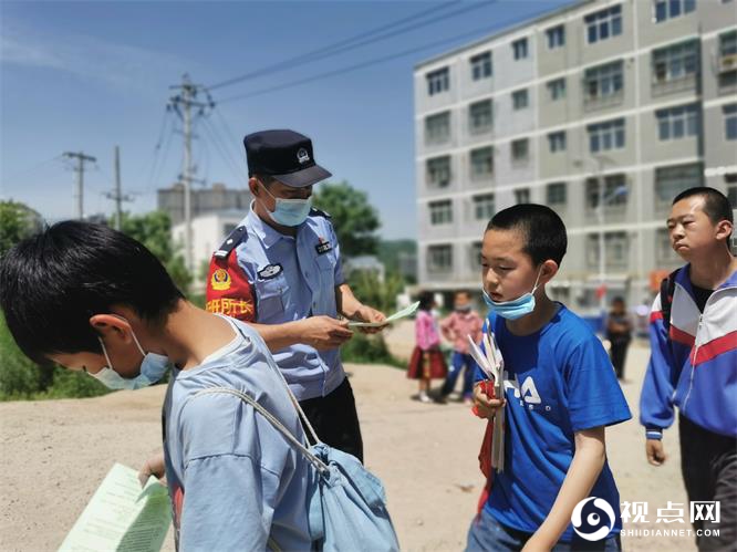 民警对中小学校进行愛路护路宣传