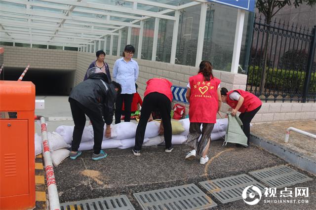 榆阳区金沙办金榆社区全员出动做好强降雨天气防范