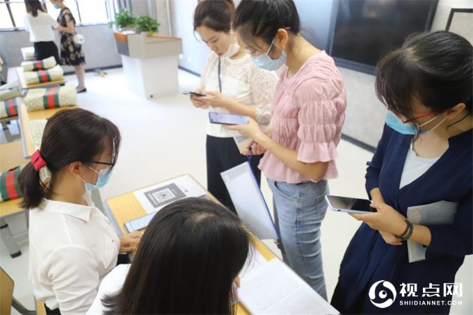 西安市高新十二小学迎来首个家长接待日
