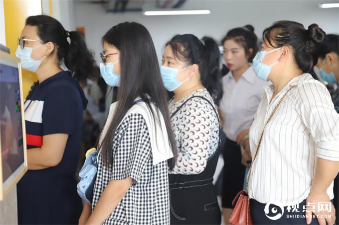 西安市高新十二小学迎来首个家长接待日