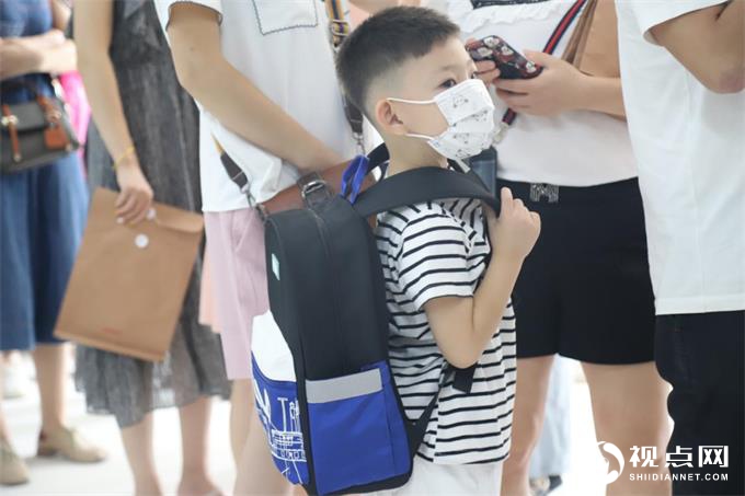 西安市高新十二小学迎来首个家长接待日