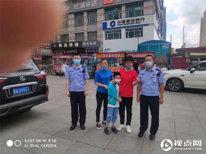 哈尔滨市学府路凯德广场有一9岁儿童走失 民警快速找到