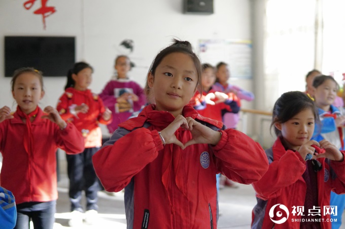 赵娟老师带着孩子们一起学习舞蹈