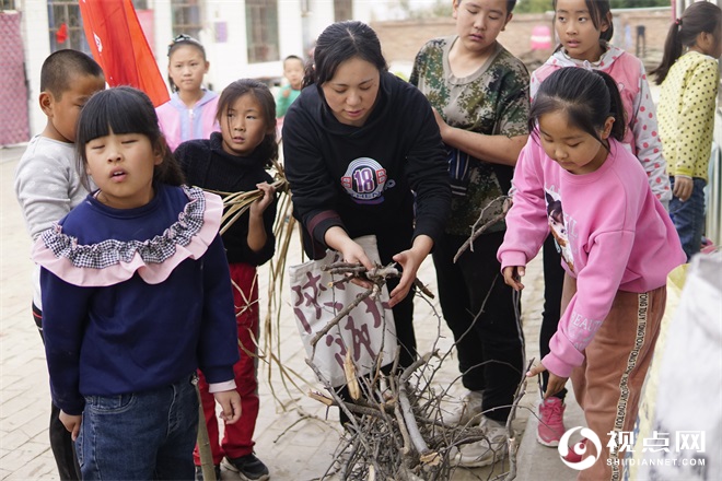 重阳节：佳县支教青年携小志愿者送暖到家