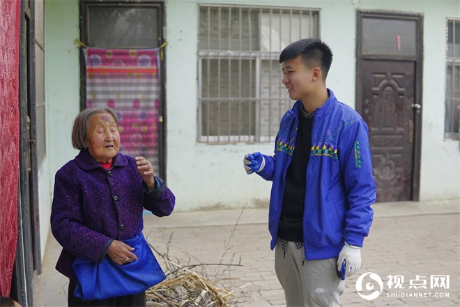 重阳节：佳县支教青年携小志愿者送暖到家