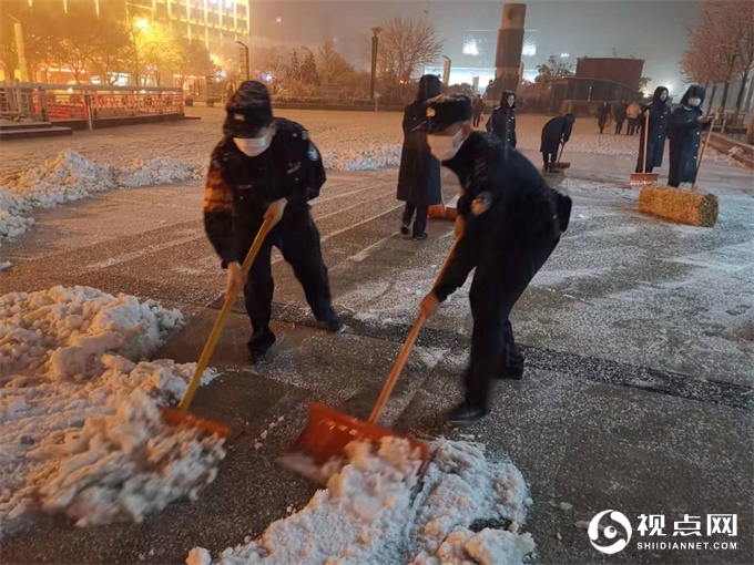 初雪来袭，延安铁警奋力保平安