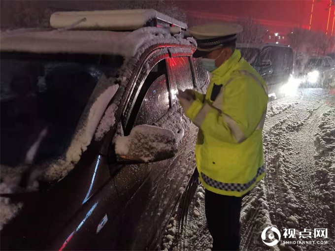 初雪来袭，延安铁警奋力保平安