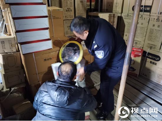 警方入户宣传反电诈，竟查获假冒伪劣电器300箱价值20余万元