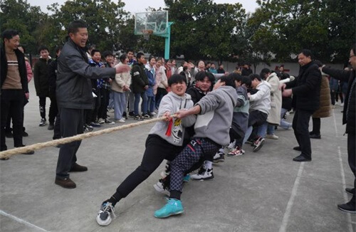 汉中市西乡县隆基中学举行冬季拔河比赛活动